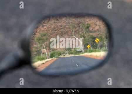 Oct 25, 2007 - Alice Springs, NT, Australia - motociclo di equitazione in outback città di Alice Springs. (Credito Immagine: © Marianna giorno Massey/ZUMA Press) Foto Stock