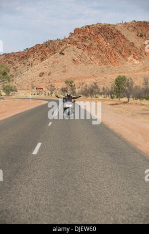 Oct 25, 2007 - Alice Springs, NT, Australia - motociclo di equitazione in outback città di Alice Springs. (Credito Immagine: © Marianna giorno Massey/ZUMA Press) Foto Stock