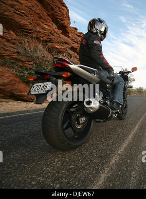 Oct 25, 2007 - Alice Springs, NT, Australia - motociclo di equitazione in outback città di Alice Springs. (Credito Immagine: © Marianna giorno Massey/ZUMA Press) Foto Stock