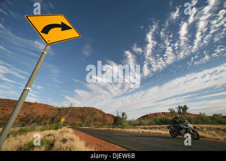 Oct 25, 2007 - Alice Springs, NT, Australia - motociclo di equitazione in outback città di Alice Springs. (Credito Immagine: © Marianna giorno Massey/ZUMA Press) Foto Stock