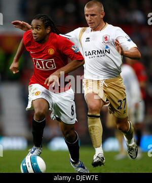 Anderson del Manchester United riceve nella parte anteriore del Lee Cattermole di Middlesbrough (credito Immagine: © fotografo/Cal Sport Media) Foto Stock