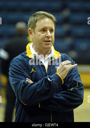 Ottobre 31st, 2007 - Berkeley, CA, Stati Uniti d'America - Cal Head Coach Ben Braun parla ai suoi giocatori durante la pratica di basket in Haas padiglione presso UC Berkeley a Berkeley, California, mercoledì 31 ottobre, 2007. (Credito Immagine: © Nader Khouri/Contra Costa Times/ZUMA Press) Foto Stock