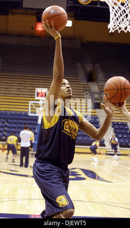 Ottobre 31st, 2007 - Berkeley, CA, Stati Uniti d'America - centro di Cal Giordania documento Wilkes stabilisce la palla in alto durante la pratica di basket in Haas padiglione presso UC Berkeley a Berkeley, California, mercoledì 31 ottobre, 2007. (Credito Immagine: © Nader Khouri/Contra Costa Times/ZUMA Press) Foto Stock