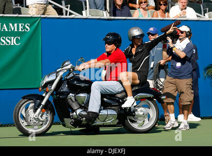 04 nov 2007 - Delray Beach, Florida, Stati Uniti d'America - ex campione di Wimbledon, Jana Novotna, prende un giro nella corte su una motocicletta in corrispondenza del 2007 Chris Evert Raymond James Pro Celebrity classico del tennis al Delray Beach Tennis Center. (Credito Immagine: © Fred Mullane/ZUMA Press) Foto Stock