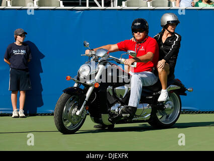 04 nov 2007 - Delray Beach, Florida, Stati Uniti d'America - ex campione di Wimbledon, Jana Novotna, prende un giro nella corte su una motocicletta in corrispondenza del 2007 Chris Evert Raymond James Pro Celebrity classico del tennis al Delray Beach Tennis Center. (Credito Immagine: © Fred Mullane/ZUMA Press) Foto Stock