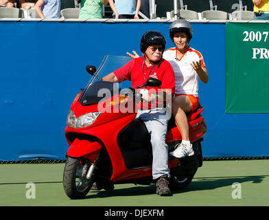 04 nov 2007 - Delray Beach, Florida, Stati Uniti d'America - ex campione di Wimbledon, Martina Navratilova, prende un giro nella corte su una motocicletta in corrispondenza del 2007 Chris Evert Raymond James Pro Celebrity classico del tennis al Delray Beach Tennis Center. (Credito Immagine: © Fred Mullane/ZUMA Press) Foto Stock