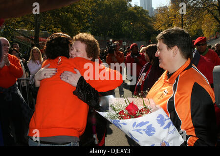 Nov 05, 2007 - New York New York, Stati Uniti d'America - ZOE KOPLOWITZ, 59, 'corre' il suo ventesimo New York City Marathon in 28 ore 45 minuti facendo suo l'ultimo corridore attraversando il traguardo. Koplowitz è stato diagnosticato con MS (Sclerosi Multipla) all età di 25 anni e ha partecipato alla maratona di New York dal 1987. Koplowitz sta completando il suo ventesimo NYC Marathon questo anno camminando con le stampelle. (Credito immagine: Foto Stock