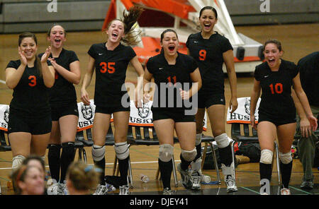 Washington's bench celebra la loro Mission Valley Athletic League Championship win over James Logan High School a Fremont, California il giovedì sera, 8 novembre 2007. (Eun Chu/l'Argus) Foto Stock