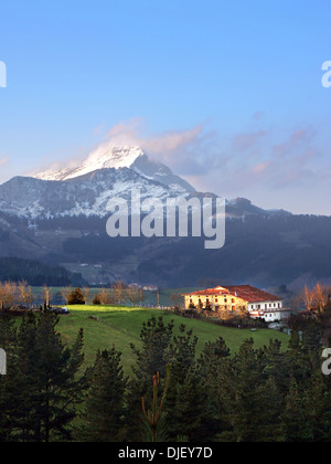 Tipico basco country house in valle Aramaio circondato da montagne Foto Stock