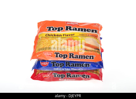 I pacchetti non aperti di Top Nissin Ramen instant minestre su sfondo bianco ritaglio. Stati Uniti d'America Foto Stock