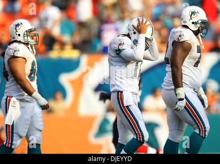 Nov 11, 2007 - Giardini di Miami, Florida, Stati Uniti d'America - Miami Dolphins quarterback CLEO LEMON mantiene la sua testa come egli cammina fuori campo dopo aver gettato un passaggio incompleto di Marty Booker sul quarto down con secondi a sinistra nella partita contro il Buffalo Bills domenica al Dolphin Stadium. Punteggio finale fatture 13-10 su winless delfini. (Credito Immagine: © Bill Ingram/Palm Beach post/ZUMA Premere) RE Foto Stock