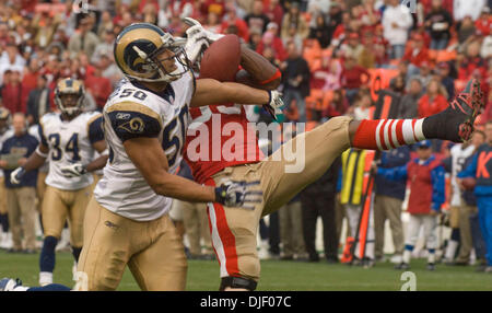 2007 - San Francisco, California, Stati Uniti - San Francisco 49ers vs ST. Louis Rams al Monster Park Domenica, 18 novembre 2007. Louis Rams linebacker Pisa Tinoisamoa #50 rompe pass giocare nella zona di estremità che è stato destinato per San Francisco 49ers stretto fine Vernon Davis #85. (Credit: © Al Golub/ZUMApress.com) Foto Stock
