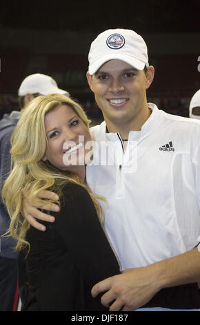 Dic 01, 2007 - Portland, Oregon, Stati Uniti d'America - Bob BRYAN e fidanzata, Samantha sono tutti sorride dopo la Bryan fratelli fissata la vittoria negli Stati Uniti per il 2007 Coppa Davis. Gli Stati Uniti ha vinto la sua prima Coppa Davis titolo dal 1995 dietro una convincente vittoria raddoppia il sabato da Bryan fratelli che cruised ad un 7-6 (4), 6-4, 6-2 conquistare la Russia Nikolay Davydenko e Igor ANDREEV sulla indoo Foto Stock