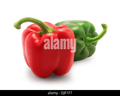 Due il peperone rosso e verde, isolati su sfondo bianco Foto Stock