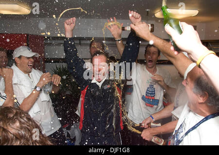 Dic 02, 2007 - Portland, Oregon, Stati Uniti d'America - US Davis Cup capitano, PATRICK MCENROE, è irrorato con champagne da i suoi giocatori nella celebrazione della US Davis Cup del team vittoria sulla Russia. (Credito Immagine: © Fred Mullane/ZUMA Press) Foto Stock