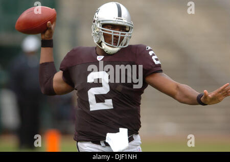 Dicembre 2nd, 2007 - San Francisco, California, Stati Uniti d'America - Oakland Raiders quarterback JaMarcus Russell si prepara a lanciare la palla per il suo primo termine della stagione durante il loro gioco con i Denver Broncos nel secondo trimestre in McAfee Coliseum di Oakland California, Domenica, 2 dicembre 2007. (Credito Immagine: © Bob Larson/Contra Costa Times/ZUMA Press) Foto Stock