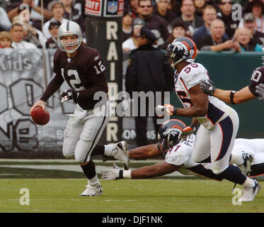 Dicembre 2nd, 2007 - San Francisco, California, Stati Uniti d'America - Oakland Raiders quarterback Josh McCown è cacciato fuori della tasca da Denver Broncos, Kenny Peterson, #97 e D.J. Williams nel secondo trimestre del loro gioco in McAfee Coliseum di Oakland California, Domenica, 2 dicembre 2007. (Credito Immagine: © Bob Larson/Contra Costa Times/ZUMA Press) Foto Stock