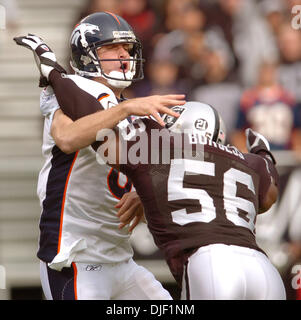 Dicembre 2nd, 2007 - San Francisco, California, Stati Uniti d'America - Oakland Raiders Derrick Burgess ottiene nel volto di Denver Broncos quarterback Jay Cutler nel secondo trimestre del loro gioco in McAfee Coliseum di Oakland California, Domenica, 2 dicembre 2007. (Credito Immagine: © Bob Larson/Contra Costa Times/ZUMA Press) Foto Stock