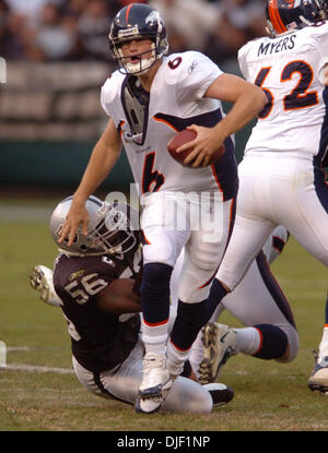 Dicembre 2nd, 2007 - San Francisco, California, Stati Uniti d'America - Denver Broncos quarterback Jay Cutler è trascinato verso il basso dalla Oakland Raiders Derrick Burgess nel secondo trimestre del loro gioco in McAfee Coliseum di Oakland California, Domenica, 2 dicembre 2007. (Credito Immagine: © Bob Larson/Contra Costa Times/ZUMA Press) Foto Stock