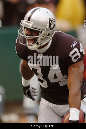 Dicembre 2nd, 2007 - San Francisco, California, Stati Uniti d'America - Oakland Raiders Jerry Porter celebra il suo terzo trimestre touchdown durante il loro gioco con i Denver Broncos in McAfee Coliseum di Oakland California, Domenica, 2 dicembre 2007. I raider hanno vinto 34-20. (Credito Immagine: © Bob Larson/Contra Costa Times/ZUMA Press) Foto Stock