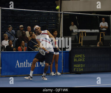 Dic 04, 2007 - Norfolk, Virginia, Stati Uniti d'America - quinto annuale Anthem Live porta James BLAKE, Serena Williams, Tatiana GOLOVIN e Mardy Fish, con musica valutazione Elliott Yamin per raccogliere fondi per la ricerca sul cancro al costante convocazione centro di Old Dominion University in Norfolk. Nella foto: James BLAKE in azione durante il match contro Mardy Fish. (Credito Immagine: © Jeff Moore/ZUMA Press) Foto Stock