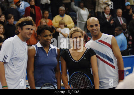 Dic 04, 2007 - Norfolk, Virginia, Stati Uniti d'America - quinto annuale Anthem Live porta James BLAKE, Serena Williams, Tatiana GOLOVIN e Mardy Fish, con musica valutazione Elliott Yamin per raccogliere fondi per la ricerca sul cancro al costante convocazione centro di Old Dominion University in Norfolk. Nella foto: James BLAKE, SERENA WILLIAMS, Tatiana GOLOVIN e Mardy FISH. (Credito Immagine: © Jeff Moore/ZUMA Press) Foto Stock