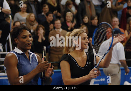 Dic 04, 2007 - Norfolk, Virginia, Stati Uniti d'America - quinto annuale Anthem Live porta James BLAKE, Serena Williams, Tatiana GOLOVIN e Mardy Fish, con musica valutazione Elliott Yamin per raccogliere fondi per la ricerca sul cancro al costante convocazione centro di Old Dominion University in Norfolk. Nella foto: SERENA WILLIAMS e Tatiana GOLOVIN. (Credito Immagine: © Jeff Moore/ZUMA Press) Foto Stock