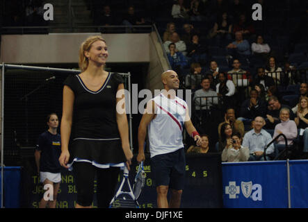 Dic 04, 2007 - Norfolk, Virginia, Stati Uniti d'America - quinto annuale Anthem Live porta James BLAKE, Serena Williams, Tatiana GOLOVIN e Mardy Fish, con musica valutazione Elliott Yamin per raccogliere fondi per la ricerca sul cancro al costante convocazione centro di Old Dominion University in Norfolk. Nella foto: Tatiana GOLOVIN e James BLAKE. (Credito Immagine: © Jeff Moore/ZUMA Press) Foto Stock