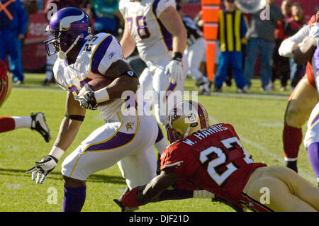 2007 - San Francisco, California, Stati Uniti - San Francisco 49ers vs Minnesota Vikings al Monster Park Domenica, 18 novembre 2007.San Francisco 49ers cornerback Walt Harris #27 non riesce ad interrompere la Minnesota Vikings running back Chester Taylor #29 per TD da scrimmage. (Credit: © Al Golub/ZUMApress.com) Foto Stock