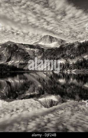 Luce della Sera e di riflessione a specchio del lago sul lago con cappuccio Eagle Mountain. Eagle Cap deserto, Oregon Foto Stock