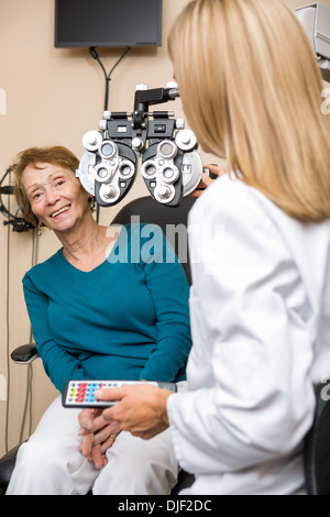 Sorridente donna Senior subendo occhio Checkup Foto Stock