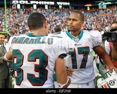 Dic 16, 2007 - Giardini di Miami, Florida, Stati Uniti d'America - Delfini quarterback CLEO LIMONE, (R), celebra con wide receiver GREG CAMARILLO, dopo Camarillo il gol della vittoria in touchdown straordinari contro i corvi su un limone SundayÊ passa in corrispondenza di delfini. Punteggio finale i delfini 22-16 oltre i corvi. (Credito Immagine: © Bill Ingram/Palm Beach post/ZUMA Premere) Restrizioni: * USA Tabloid diritti * Foto Stock