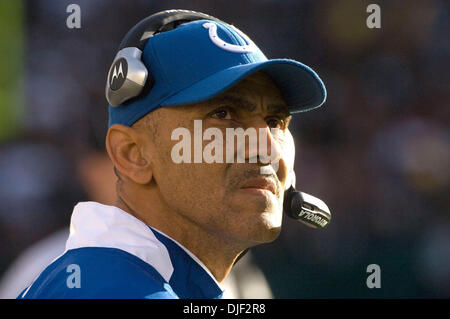 Dic 16, 2007 - Oakland, CA, Stati Uniti d'America - Indianapolis Colts head coach TONY DUNGY guarda dall'emarginare durante una partita contro Oakland Raiders in McAfee Coliseum. (Credito Immagine: © Al Golub/ZUMApress.com) Foto Stock