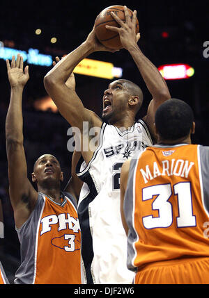 Dic 17, 2007 - San Antonio, Texas, Stati Uniti d'America - Spurs Tim Duncan i muscoli del suo modo su Phoenix Suns BORIS DIAW e Shawn Marion durante il primo trimestre di giocare al AT&T Center Martedì Dec.17, 2007. (Credito Immagine: © Delcia Lopez/San Antonio Express-News/ZUMA Premere) Restrizioni: * San Antonio, Seattle quotidiani e tabloid USA diritti * Foto Stock