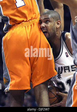 Dic 17, 2007 - San Antonio, Texas, Stati Uniti d'America - Spurs Tim Duncan trova Phoenix Suns Amare Stoudemire nella corsia di marcia durante il 1° qauater di giocare al AT&T Center Martedì Dec.17, 2007. (Credito Immagine: © Delcia Lopez/San Antonio Express-News/ZUMA Premere) Restrizioni: * San Antonio, Seattle quotidiani e tabloid USA diritti * Foto Stock