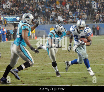 Dic 22, 2007 - Charlotte, North Carolina, Stati Uniti d'America - Dallas Cowboys (24) MARION BARBER corre il calcio come Dallas Cowboys battere il Carolina Panthers 13-20 come hanno giocato la Bank of America Stadium si trova a Charlotte. (Credito Immagine: © Jason Moore/ZUMA Press) Foto Stock