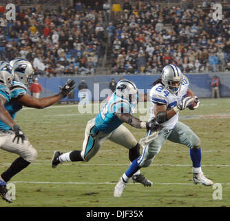 Dic 22, 2007 - Charlotte, North Carolina, Stati Uniti d'America - Dallas Cowboys (24) MARION BARBER corre il calcio come Dallas Cowboys battere il Carolina Panthers 20-13 come hanno giocato la Bank of America Stadium si trova a Charlotte. (Credito Immagine: © Jason Moore/ZUMA Press) Foto Stock