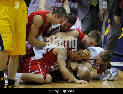 Dicembre 22nd, 2007 - Berkeley, California, Stati Uniti d'America - (nella parte inferiore della pila) Utah utes" Shaun verde, #21, viene schiacciato dai suoi compagni di squadra come celebrano la loro vittoria su California Golden Bears Sabato, Dicembre 22, 2007 a Haas Pavilion di Berkeley, California Utah sconfitto Cal 67-65. (Credito Immagine: © Jose Carlos Fajardo/Contra Costa Times/ZUMA Press) Foto Stock