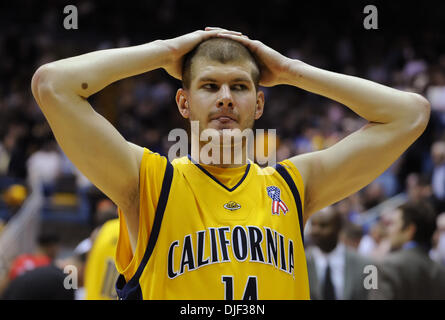 Dicembre 22nd, 2007 - Berkeley, California, Stati Uniti d'America - Cal Golden Bear's Eric Vierneisel, #14, mostra la sua delusione dopo aver perso la Utah Utes Sabato, Dicembre 22, 2007 a Haas Pavilion di Berkeley, California Utah sconfitto Cal 67-65. (Credito Immagine: © Jose Carlos Fajardo/Contra Costa Times/ZUMA Press) Foto Stock