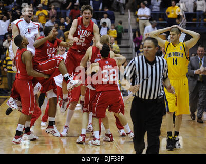 Dicembre 22nd, 2007 - Berkeley, California, Stati Uniti d'America - Utah Utes celebrano il loro conquistare la California Golden Bears Sabato, Dicembre 22, 2007 a Haas Pavilion di Berkeley, California Utah sconfitto Cal 67-65. (Credito Immagine: © Jose Carlos Fajardo/Contra Costa Times/ZUMA Press) Foto Stock