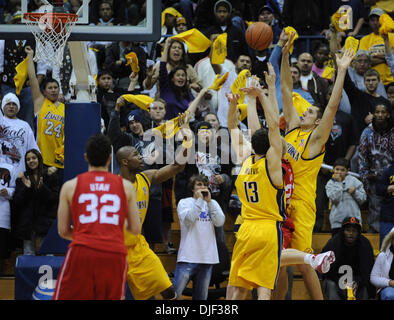 Dicembre 22nd, 2007 - Berkeley, California, Stati Uniti d'America - Cal Golden Bear's Ryan Anderson, #34, orologi come Utah utes" Shaun verde, #21, spara il gioco canestro vincente nella seconda metà del loro gioco su Sabato, Dicembre 22, 2007 a Haas Pavilion di Berkeley, California Utah sconfitto Cal 67-65. (Credito Immagine: © Jose Carlos Fajardo/Contra Costa Times/ZUMA Press) Foto Stock