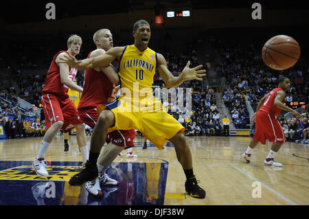 Dicembre 22nd, 2007 - Berkeley, California, Stati Uniti d'America - Cal Golden Bear's Jamal Boykin, #10, reagisce dopo aver perso il possesso di palla mentre è custodito da Utah utes" Shaun verde, #21, nella prima metà del loro gioco su Sabato, Dicembre 22, 2007 a Haas Pavilion di Berkeley, California (Credito Immagine: © Jose Carlos Fajardo/Contra Costa Times/ZUMA Press) Foto Stock