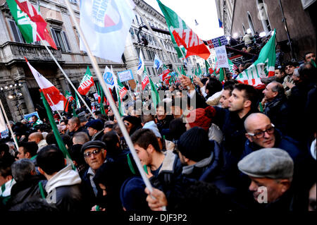 Roma, Italia. Il 27 novembre 2013. Italian ex Primo Ministro Silvio Berlusconi sostenitori tenere banner a sostegno di lui in Italia a Roma il 9 novembre 27, 2013. Il Senato italiano il mercoledì hanno votato in favore della scomposizione ex Primo Ministro Silvio Berlusconi del suo seggio in parlamento dopo che la corte suprema rese definitive una tassa-frode convinzione contro di lui in agosto. (Xinhua/Xu Nizhi/Alamy Live News) Foto Stock