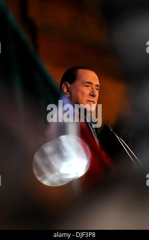 Roma, Italia. Il 27 novembre 2013. Italian ex Primo Ministro Silvio Berlusconi offre un intervento durante il voto del Senato in Italia a Roma il 9 novembre 27, 2013. Il Senato italiano il mercoledì hanno votato in favore della scomposizione ex Primo Ministro Silvio Berlusconi del suo seggio in parlamento dopo che la corte suprema rese definitive una tassa-frode convinzione contro di lui in agosto. (Xinhua/Xu Nizhi/Alamy Live News) Foto Stock