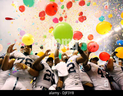 Dic 29, 2007 - San Antonio, Texas, Stati Uniti d'America - Membri della Penn State football team celebrano il loro 24-17 win over Texas A&M durante il Valero Alamobowl sabato 29 dicembre, 2007 al Alamodome. (Credito Immagine: © Edward A. Ornelas/San Antonio Express-News/ZUMA Premere) Restrizioni: * San Antonio, Seattle quotidiani e tabloid USA diritti * Foto Stock