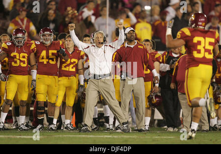 Jan 01, 2008 - Pasadena, California, Stati Uniti d'America - NCAA Football Rose Bowl: USC head coach PETE CARROLL reagisce all'USC Trojans vincendo il Rose Bowl. USC beat Illinois 49-17. (Credito Immagine: © Sean M Haffey/San Diego Union Tribune/ZUMA Premere) Restrizioni: * USA Tabloid diritti * Foto Stock