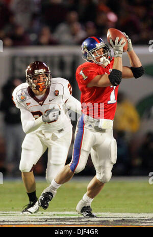 Jan 03, 2008 - Miami, Florida, Stati Uniti d'America - Kansas #1 tailback JAKE SHARP le catture di un pass per un 18-cantiere guadagno come Hokies #26 CODY GRIMM difende all'Orange Bowl a Miami, Florida. (Credito Immagine: © Allen Eyestone/Palm Beach post/ZUMA Premere) Restrizioni: * USA Tabloid diritti * Foto Stock