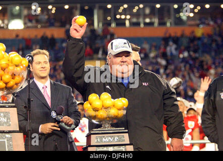 Jan 03, 2008 - Miami, Florida, Stati Uniti d'America - head coach MARK MANGINO contiene un arancione dopo Virginia Tech 24-21 vittoria sulla Kansas in FedEx Orange Bowl giovedì notte. (Credito Immagine: © Bill Ingram/Palm Beach post/ZUMA Premere) Restrizioni: * USA Tabloid diritti * Foto Stock