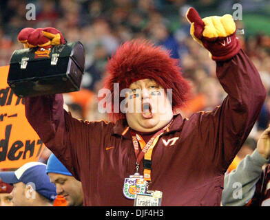 Jan 03, 2008 - Miami, Florida, Stati Uniti d'America - ventola Hokie celebra durante la prima metà azione del 2008 Orange Bowl al Dolphin Stadium di Miami. (Credito Immagine: © Bill Ingram/Palm Beach post/ZUMA Premere) Restrizioni: * USA Tabloid diritti * Foto Stock