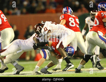 Jan 03, 2008 - Miami, Florida, Stati Uniti d'America - Jayhawks quarterback TODD REESING è saccheggiata dai Hokies XAVIER ADIBI durante la prima metà azione del 2008 Orange Bowl al Dolphin Stadium di Miami. (Credito Immagine: © Bill Ingram/Palm Beach post/ZUMA Premere) Restrizioni: * USA Tabloid diritti * Foto Stock